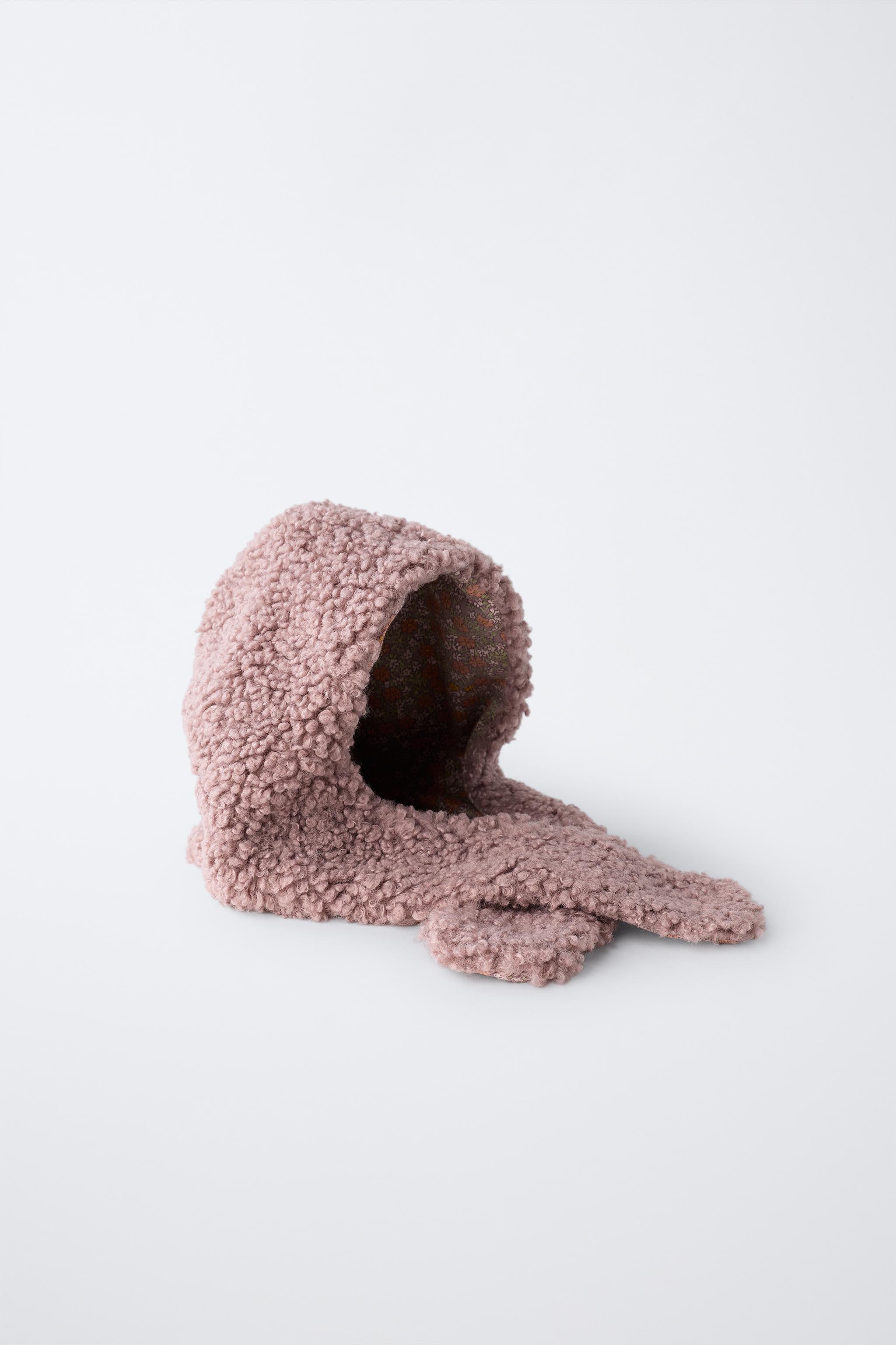 FLEECE HAT WITH NECK DETAIL